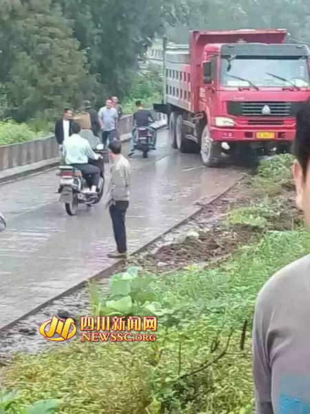 泸州母亲送儿女上学突遇货车甩尾 3人被撞身亡(图2) 泸州母亲送儿女上学突遇货车甩尾 3人被撞身亡(图2)