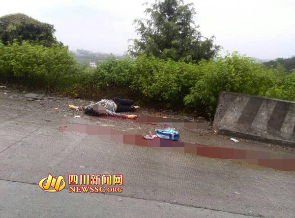 泸州母亲送儿女上学突遇货车甩尾 3人被撞身亡(图1) 泸州母亲送儿女上学突遇货车甩尾 3人被撞身亡(图1)