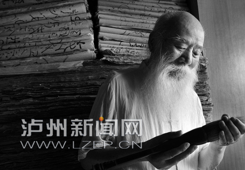倪为公《泸州行》书法长卷捐赠家乡永久收藏(图1) 倪为公 王伟 摄