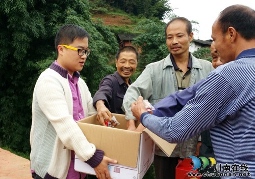 泸州叙永：驻村第一书记中秋送月饼&nbsp;爱心暖人心(图2)