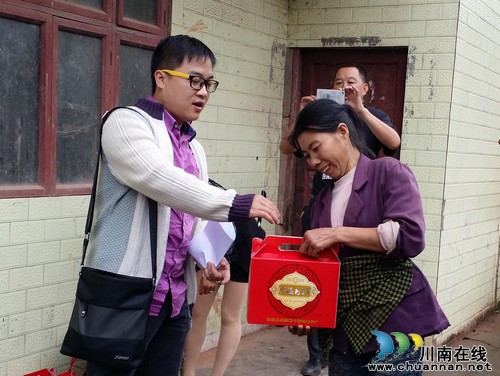 泸州叙永：驻村第一书记中秋送月饼&nbsp;爱心暖人心(图3)