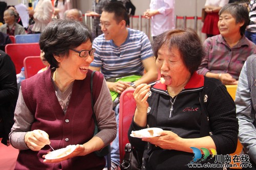 华阳街道:“情浓中秋,花好月圆”——30位寿星中秋共庆生日(图4) 华阳街道:“情浓中秋,花好月圆”——30位寿星中秋共庆生日(图4)