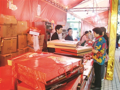节后&nbsp;高档月饼包装盒当废纸卖(图1)