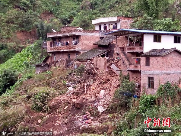 宜宾屏山县山体悬石坠落 致一死一伤(图2) 宜宾屏山县山体悬石坠落 致一死一伤(图2)