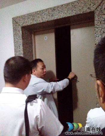 华阳街道:电梯被困演练保障居民节日安全(图1) 华阳街道:电梯被困演练保障居民节日安全(图1)