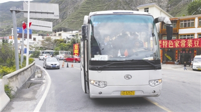 四川53名游客跟团去出行 旅游大巴竟是黑车(图1) 四川53名游客跟团去出行 旅游大巴竟是黑车(图1)