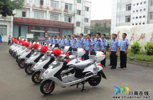 华阳街道：城管综合执法中队配发新装备(图1)