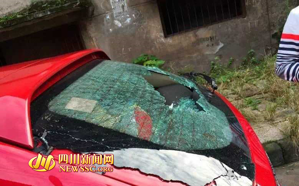 内江男子病发砸毁8辆车 车主表示理解自费修理(图1) 内江男子病发砸毁8辆车 车主表示理解自费修理(图1)