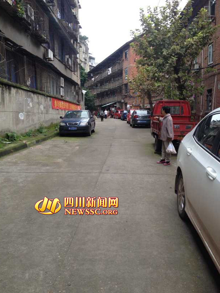 内江男子病发砸毁8辆车 车主表示理解自费修理(图2) 内江男子病发砸毁8辆车 车主表示理解自费修理(图2)