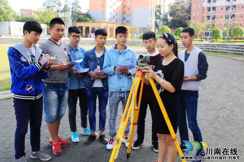 泸州建校最美青年教师许林:立德树人 诚实守信(图1) 泸州建校最美青年教师许林:立德树人 诚实守信(图1)
