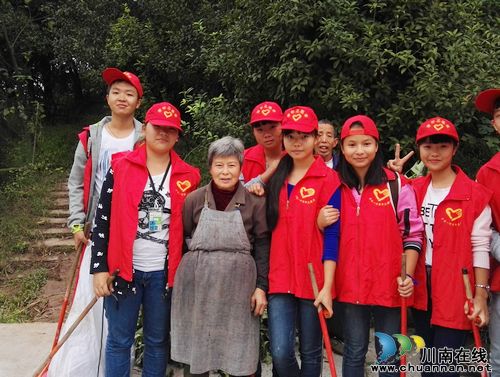 泸县一中青年志愿者走出校园清洁卫生(图1) 泸县一中青年志愿者走出校园清洁卫生(图1)