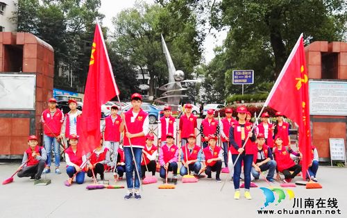 泸县一中青年志愿者走出校园清洁卫生(图3) 泸县一中青年志愿者走出校园清洁卫生(图3)