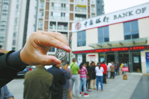 抢兑抗战纪念币川南各银行门前排长队(图1) 抢兑抗战纪念币川南各银行门前排长队(图1)