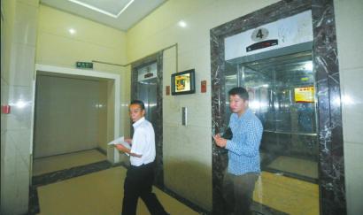 宜宾:电梯被困够可怕 各种求救还没回应(图1) 宜宾:电梯被困够可怕 各种求救还没回应(图1)