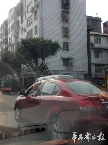 宜宾惊现家长抱小孩开车&nbsp;娃儿频频探身张望(图1)