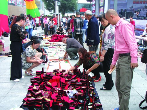 央视《寻宝》重磅来袭 藏家盛宴火爆泸州(图3) 央视《寻宝》重磅来袭 藏家盛宴火爆泸州(图3)