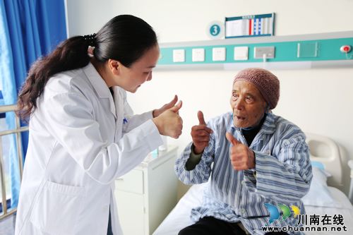 川医大中医院成功为103岁高龄患者实施白内障手术(图2) 川医大中医院成功为103岁高龄患者实施白内障手术(图2)