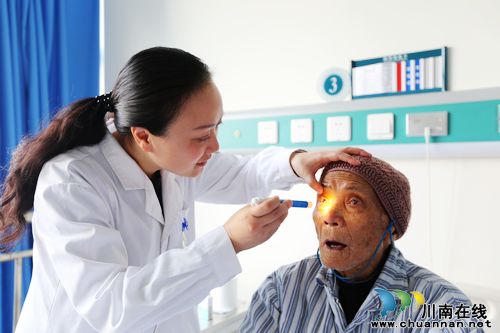 川医大中医院成功为103岁高龄患者实施白内障手术(图3) 川医大中医院成功为103岁高龄患者实施白内障手术(图3)