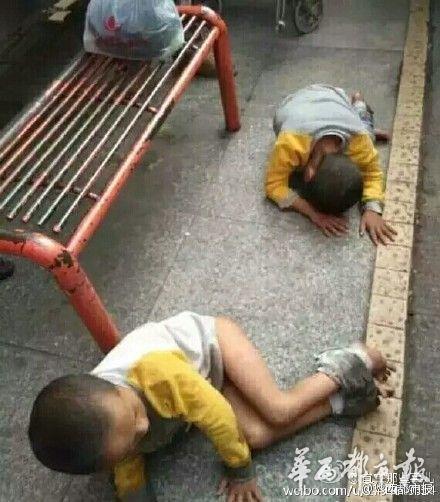宜宾4岁脑瘫双胞胎被弃街头&nbsp;已不止一次被抛弃(图1)