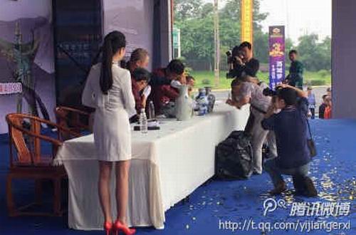 央视《寻宝》栏目引爆泸州藏友热情(图2)