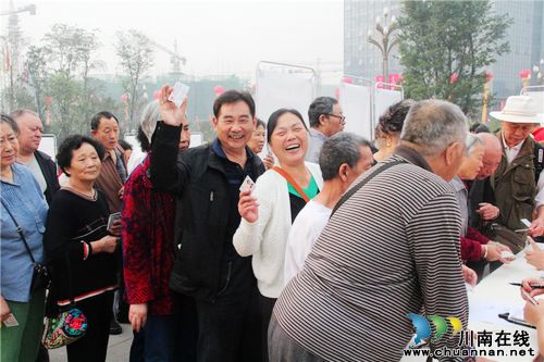 泸州:“红潭酱酒免费送长辈”活动火爆举行(图1) 泸州:“红潭酱酒免费送长辈”活动火爆举行(图1)