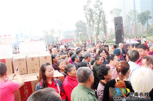 泸州:“红潭酱酒免费送长辈”活动火爆举行(图2) 泸州:“红潭酱酒免费送长辈”活动火爆举行(图2)