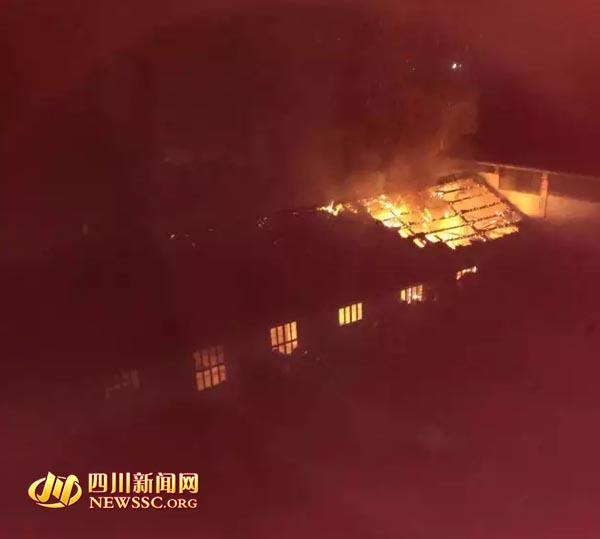 泸州一酱油厂突发大火 事发现场火光冲天(图2) 泸州一酱油厂突发大火 事发现场火光冲天(图2)