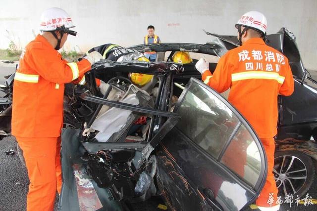 成自泸高速一轿车撞上桥墩致1死3伤 车身变形严重(图)