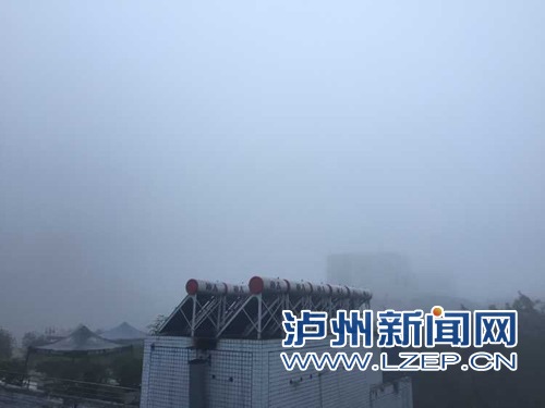 泸州迎来入秋第一场大雾 境内三条高速全线关闭(图1) 泸州迎来入秋第一场大雾 境内三条高速全线关闭(图1)