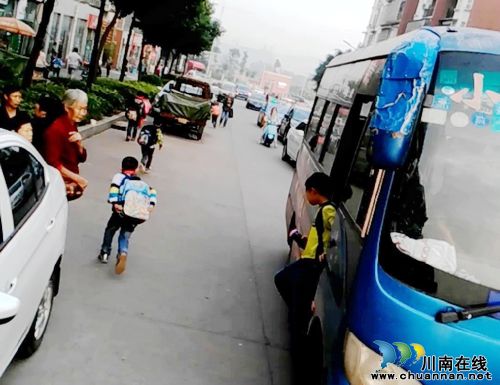 泸州交警查获一起客车严重超员违法行为(图1) 泸州交警查获一起客车严重超员违法行为(图1)