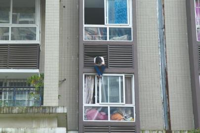 宜宾南溪一孕妇轻生 僵持2个多小时被成功救下(图1) 宜宾南溪一孕妇轻生 僵持2个多小时被成功救下(图1)
