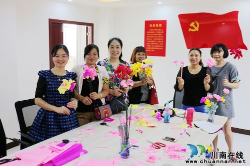 泰安街道开展“党员达人”手工剪纸活动(图2) 泰安街道开展“党员达人”手工剪纸活动(图2)