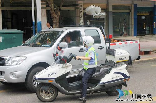 交警一大队整治城区机动车乱停乱放等违法行为(图1)