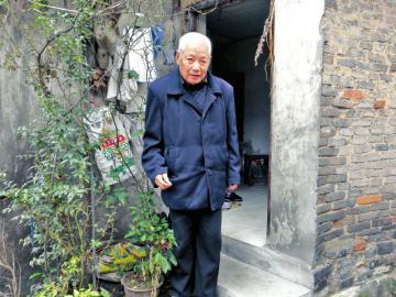 无肉不欢&nbsp;106&nbsp;岁老小孩坐飞机看孙儿(图1)