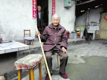 无肉不欢&nbsp;106&nbsp;岁老小孩坐飞机看孙儿(图2)