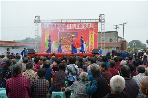 太伏镇：文艺演出庆祝重阳节(图1)