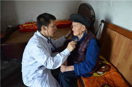 重阳节前慰问百岁老人&nbsp;弘扬敬老爱老美德(图1)