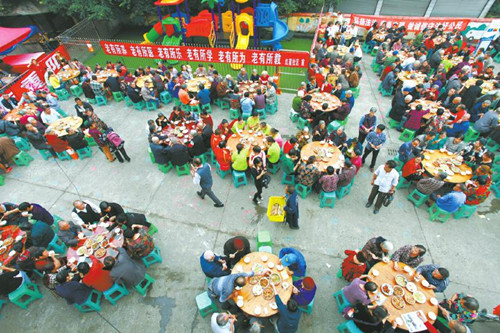 泸州:喜庆重阳节 700老人欢聚坝坝宴(图1) 泸州:喜庆重阳节 700老人欢聚坝坝宴(图1)
