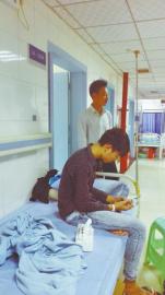 疑为索钱 泸州一学生教室内被刀刺(图1) 疑为索钱 泸州一学生教室内被刀刺(图1)