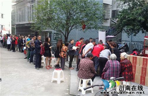 泸州四地同时开展“红潭免费送长辈”公益活动(图2) 泸州四地同时开展“红潭免费送长辈”公益活动(图2)