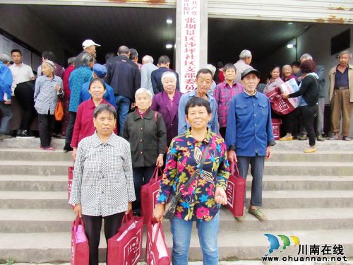 张坝沙坪社区:重阳敬老,老人欢喜连连(图1) 张坝沙坪社区:重阳敬老,老人欢喜连连(图1)