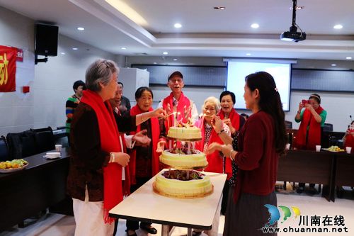 红星街道天立社区重阳节“红围巾•献温暖”(图1)