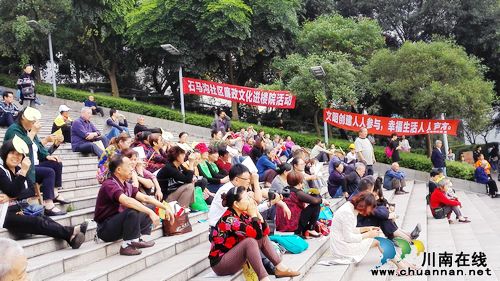举行“廉洁文化进楼院”文艺演出活动(图1)