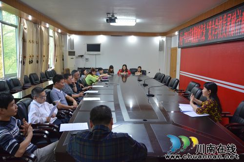 泸县一中召开非党员教师代表建言献策座谈会(图1) 泸县一中召开非党员教师代表建言献策座谈会(图1)