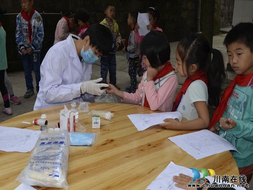 纳溪区护国镇中心校:健康体检 为学生保驾护航(图1) 纳溪区护国镇中心校:健康体检 为学生保驾护航(图1)