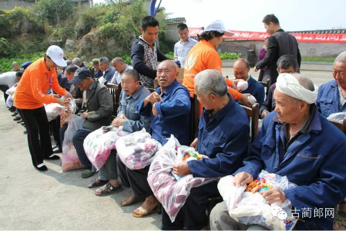 泸州红星志愿者协会向皇华镇敬老院老人们送温暖(图3) 泸州红星志愿者协会向皇华镇敬老院老人们送温暖(图3)