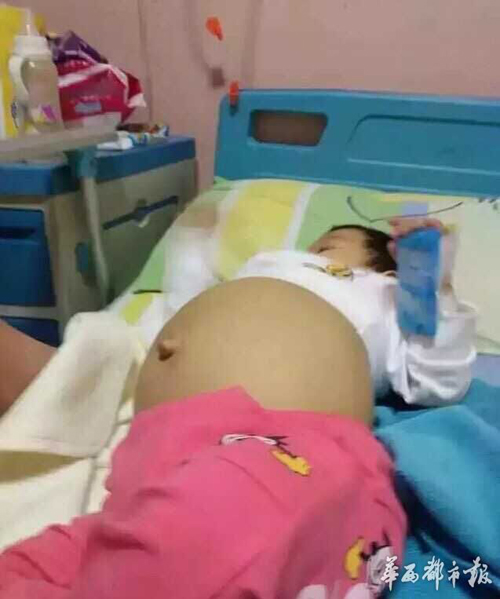宜宾小女孩患病肚胀如球 川南在线转载受关注(图1) 宜宾小女孩患病肚胀如球 川南在线转载受关注(图1)