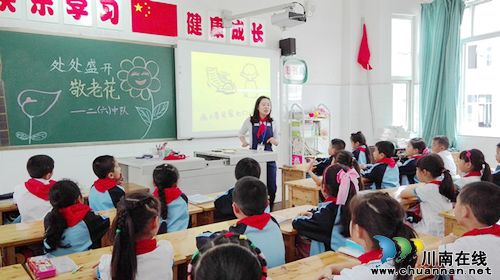 泸州十八中(小学部):处处绽放敬老花(图1) 泸州十八中(小学部):处处绽放敬老花(图1)
