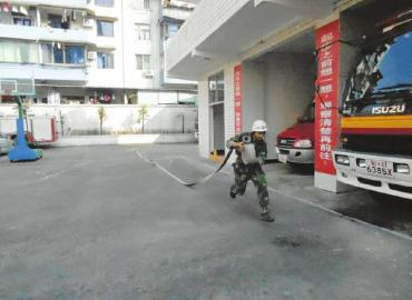 自贡一工地塌方工人被埋 消防战士双手刨人(图1) 自贡一工地塌方工人被埋 消防战士双手刨人(图1)