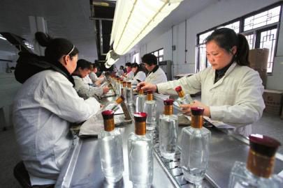 “两瓶酒”贡献大&nbsp;泸州传统产业增长&nbsp;13.7%(图1)